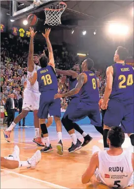  ??  ?? Ayón intenta poner un tapón a Tomic en el partido de anoche en el Palau Blaugrana. D. GRAU / ACB PHOTO