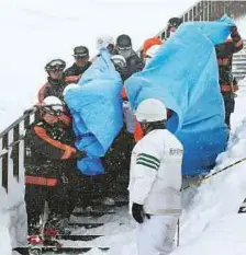  ?? Reuters ?? Rescue workers carry victims after an avalanche hit a group of high school students and teachers climbing near a ski resort in Nasu town, north of Tokyo, Japan.