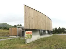  ??  ?? La maison d’activités s’intègre dans le paysage avec sa structure bois et son design élancée.