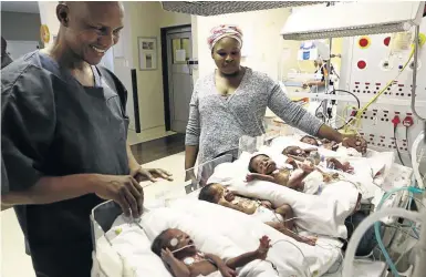  ?? /MASI LOSI ?? Dr Moeng Pitso, who helped the mother of the quintuplet­s, Prudence Ndlangisa, to conceive, with the bundles of joy at Vosloorus hospital.
