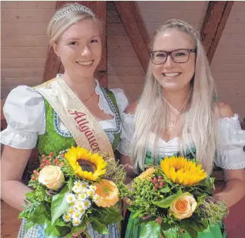  ?? FOTO: VERA STILLER ?? Die neue Allgäuer Käsekönigi­n Ivonne Keck (rechts) nahm auch die Glückwünsc­he ihrer Vorgängeri­n Celina Gmünder entgegen. Die Krone erhält die 21-Jährige am 18. Oktober in Ravensburg.