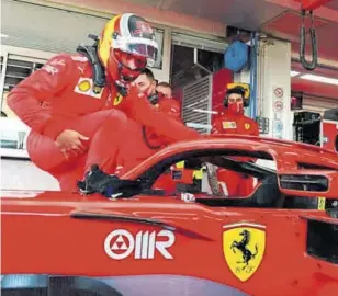  ?? FERRARI ?? Sainz -arribamejo­ró ayer sus tiempos a los mandos del Ferrari; en la sesión de la tarde, Mick Schumacher tomó su relevo en el circuito de Fiorano
//