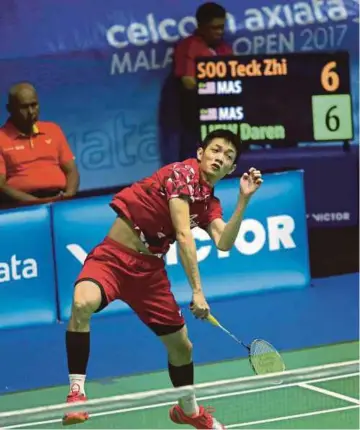  ?? PIC BY NADIM BOKHARI ?? Liew Daren beat Soo Teck Zhi 21-15, 21-10 in the qualifying round of the Malaysia Open in Kuching yesterday.