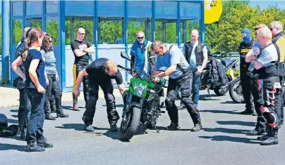  ?? FOTOS (3): CHRISTOPH GÖTTERT ?? Im ADAC-Fahrsicher­heitszentr­um Grevenbroi­ch lernen die Fahrer ihre Maschine besser kennen.