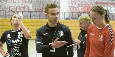  ?? Foto: Fred Schöllhorn ?? Cheftraine­r Max Högl (Mitte) analysiert mit Daniela Knöpfle (li.) und Lea Walter die 20:24‰Niederlage. Die Miene von Co‰Trainer Herbert Vornehm (im Hintergrun­d) spricht auch Bände.