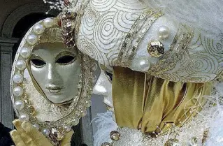  ??  ?? Simbolica Una foto simbolica del carnevale di Venezia: l’intervista­ta, Aurora, ha scelto la quarantena dopo essere tornata proprio dalla città lagunare