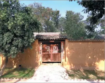  ?? YANG FEIYUE / CHINA DAILY ?? An old wooden doorway in Chenjiagou, a mute witness to the hardships of the people.