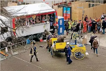  ?? FOTO: DPA ?? Die zwei Pferde, die vor die Kutsche gespannt waren, sind durchgegan­gen. Der hinter der Kutsche folgende Teil des Zuges musste zeitweise gestoppt werden. Der Unfall hat eine Debatte um Pferde im Karneval ausgelöst.