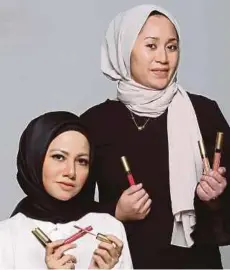  ?? [FOTO HALIMATON SAADIAH SULAIMAN/BH] ?? Aishah (kiri) dan Ira bersama produk gincu matte keluaran syarikat mereka, Kate Cosmetics.