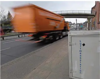  ?? FOTO: CARSTEN REHDER/DPA ?? Eine Luftmessst­ation an einer Hauptstraß­e in Kiel. Dort werden hohe Stickoxidw­erte gemessen.