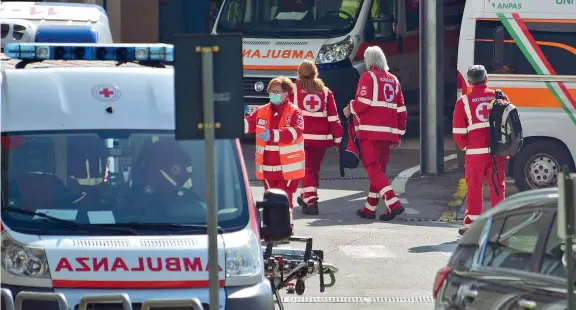  ??  ?? L’emergenza
L’arrivo delle ambulanze con a bordo pazienti infettati da coronaviru­s all’ospedale Bolognini di Seriate, in provincia di Bergamo, dove la situazione è drammatica (Ansa)