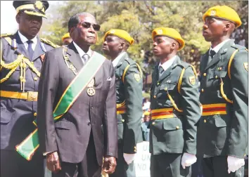  ?? Picture by Kudakwashe Hunda ?? President Mugabe inspects a quarter guard mounted by the Presidenti­al Guard on arrival for Heroes Day commemorat­ions at the National Heroes Acre in Harare yesterday.