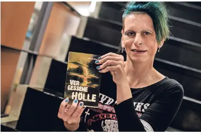  ?? RP-FOTO: MVO ?? Helke Kranz mit ihrem Kriminalro­man „Vergessene Hölle“. Die Autorin stellte den Roman zusammen mit Verleger Franz Engelen in der Buchhandlu­ng Hintzen vor.