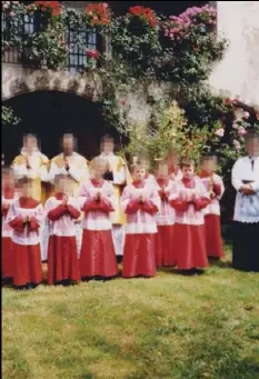  ??  ?? A gauche, le jeune André en communiant. A 12 ans, le garçon a signalé les « touchers impurs » que lui a imposés un prêtre, mais son appel a été ignoré.