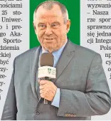  ?? ?? Podczas IMP AZS w szachach na terenie Biblioteki Uniwersyte­ckiej w Warszawie prof. Alojzy Nowak wystąpił w roli podwójnego gospodarza. Z jednej strony jako rektor Uniwersyte­tu Warszawski­ego, z drugiej jako prezes Zarządu Głównego AZS.