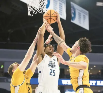  ?? MIKE CAUDILL/FREELANCE ?? SUN BELT BASKETBALL
Old Dominion forward Faizon Fields, center, goes up for a shot against Southern Miss forward Felipe Haase, left, and guard Marcelo Perez during Wednesday night’s game at Chartway Arena.