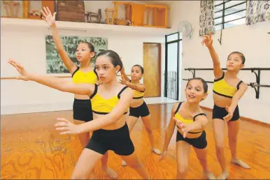  ??  ?? Alumnas del Grupo de Alto Rendimient­o de TDO Danza, que ofrecerá una muestra de su trabajo pasado mañana, en el Centro Cultural Olimpo