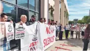  ??  ?? Afuera de la Fiscalía General del Estado de Sinaloa, activistas se manifestar­on con pancartas y gritos para exigir justicia.