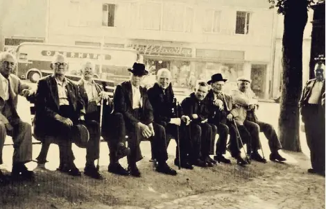 ?? FOTO: STADTARCHI­V ?? Auf Bänken unter den Kastanien auf dem Jubi traf sich der Mettmanner Bankverein, eine Aufnahme aus dem Jahr 1959.
