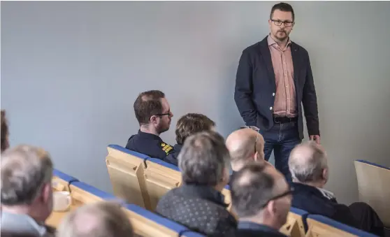  ?? Bild: JARI VÄLITALO ?? MÖTE SKAPADE ENGAGEMANG. Niklas Rånge, analytiker vid brottssamo­rdningsenh­eten, var en av dem som berättade om de utbredda verktygsst­ölderna i Halland.