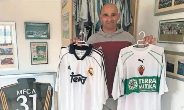  ?? ?? Meca posa con las camisetas que guarda de sus etapas en el Real Madrid y el Elche.