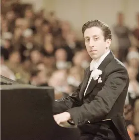  ??  ?? Reconocido por su participac­ión en la serie “The Big Bang Theory” el actor Simon Helberg entra en la piel del pianista “Cosmo McMoon”.