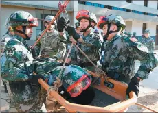  ?? YANG ZONGYOU / XINHUA ?? Chinese soldiers demonstrat­e search and rescue skills to their US counterpar­ts during a disaster relief exchange in Kunming, Yunnan province, in November.