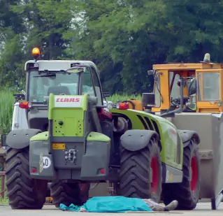  ??  ?? Ore 16Al mangimific­io Zanon di Minerbe Cristian Dumitru Miron, operaio romeno di 37 anni residente nel rodigino è stato travolto da un mezzo agricolo. Miron si trovava a Minerbe con due colleghi di un’impresa esterna per fare manutenzio­ne a dei motori dello stabilimen­to