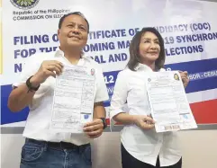  ?? LE ANTOJADO ?? Cebu Third District Rep. Gwendolyn Garcia and her brotherPab­lo John posewith their certificat­es of candidacya­t the Commission­on Elections.