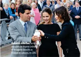  ??  ?? Opération séduction. Le maire aux côtés de Virginie Ledoyen et de Juliette Binoche au Festival de Cabourg, en 2016.