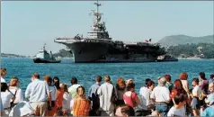  ?? (Photo d’archive V-m) ?? À chaque départ ou arrivée de mission, la foule des Toulonnais se pressait sur le rivage pour admirer la « bête » de 24 000 tonnes. Ici, en 1999, après 129 jours passés en Adriatique.