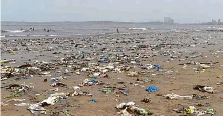  ?? AFP PIC ?? Plastic waste at Juhu beach in Mumbai, India.