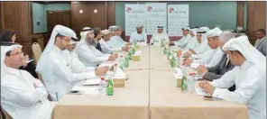  ??  ?? Officials of Qatar Chamber and Oman Chamber at a meeting in Doha on Monday.