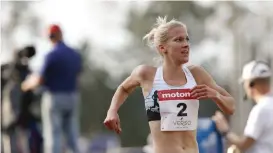 ?? Foto: toMMi Anttonen/LeHtikuvA ?? Camilla Richardsso­n är i kanonform. I GP-tävlingarn­a i Joensuu krossade
■ hon sitt personliga rekord.