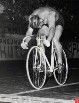  ?? ?? 3: Antonio Maspes trionfante sul traguardo del Vigorelli vince il suo primo titolo Mondiale nel 1955. 4: sul podio di Milano con lo svizzero Oscar Plattner e l'olandese Arie van Vliet. 5: cartolina del 1956 che celebra i titoli italiani vinti da Maspes. 6: con il massaggiat­ore Giannetto Cimurri.