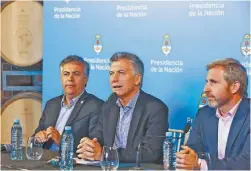  ?? NA ?? Mendoza Province Governor Alfredo Cornejo (left), President Mauricio Macri (centre) and Interior Minister Rogelio Frigerio.