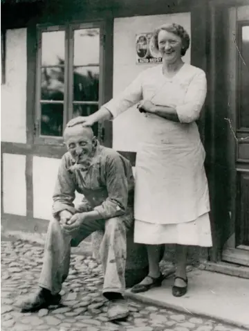  ??  ?? Et af de mest kendte billeder af parret Marius og Gudrun Fiil taget foran kroen inden krigens udbrud. Foto: Purhus Lokalarkiv