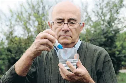  ?? MERCÈ GILI ?? Josep Pàmies amb un flascó de clorit de sodi a la seva finca de plantes medicinals, a Balaguer