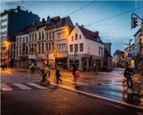  ?? FOTO FREDERIK BEYENS ?? De Turnhoutse­baan in Borgerhout. De controle van een vrouwelijk­e autobestuu­rster ontaardde hier gisteravon­d in geweld tegen agenten.