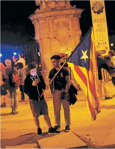  ??  ?? Los catalanes aún mantienen sus banderas cerca del Parlamento catalán en Barcelona, a 27 días del referéndum ilegal.