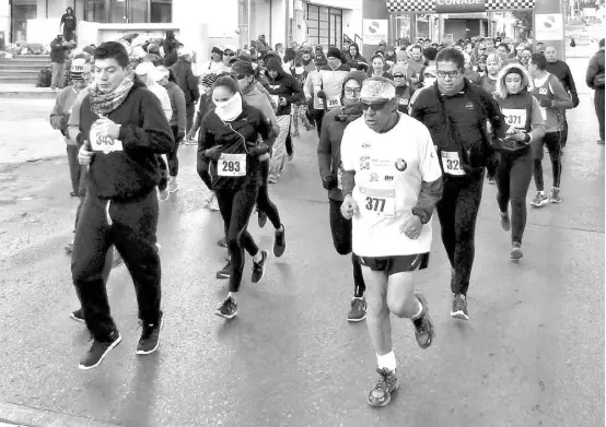  ??  ?? Se espera la generosida­d de los potosinos con la Carrera del Abrigo, este domingo 9. Cortesía