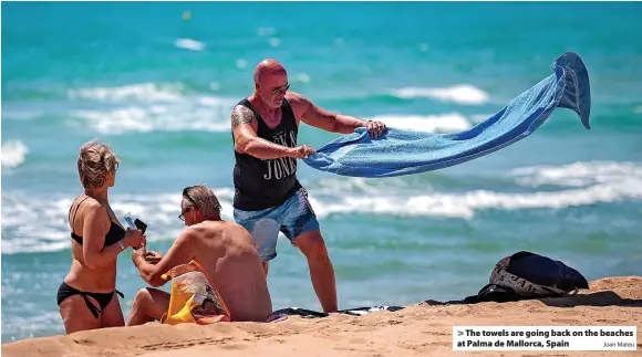  ?? Joan Mateu ?? The towels are going back on the beaches at Palma de Mallorca, Spain