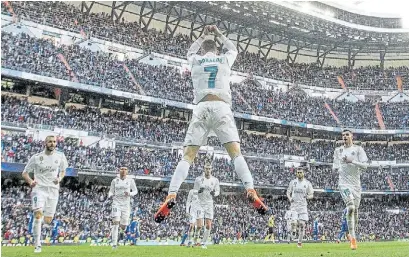  ?? EFE ?? Un monstruo. Todo Real Madrid se acerca a saludar a CR7 tras el 3-0. Hubo fiesta en el Bernabéu.