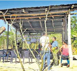  ??  ?? A la intemperie. En la colonia El Milagro no existe un local adecuado para impartir clases, reconoce el presidente de la ADESCO; por ello, pide ayuda.