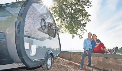  ?? FOTO: BERND THISSEN ?? Mit den ersten warmen Tagen beginnt für viele die Caravan-Saison. Zeit, den Wohnanhäng­er aus dem Winterschl­af zu holen.