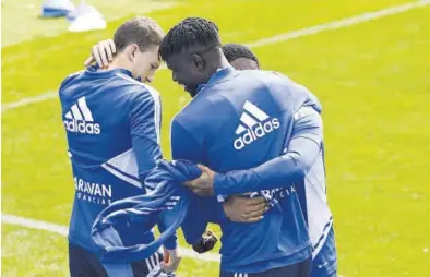  ?? JAIME GALINDO ?? Nieto, Gueye y Jairo Quinteros, en un entrenamie­nto del Real Zaragoza.