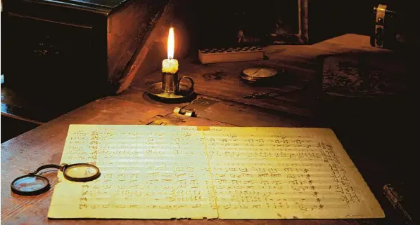  ?? Foto: Erich Lessing, akg images ?? „Stille Nacht“, das ist das Gemeinscha­ftswerk eines Hilfspries­ters und eines Kirchenmus­ikers aus dem Jahr 1818. Im kommenden Jahr wird die Kompositio­n deswegen gefeiert.