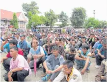  ?? CHINNAWAT SINGHA ?? More than 2,000 corn farmers gather at Nan provincial hall yesterday to demand the government extends its corn price guarantee programme.