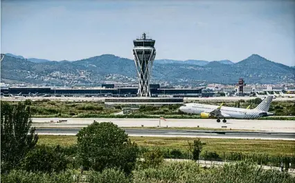  ?? XAVIER CERVERA ?? Un avió enlairant-se al costat de l’espai natural protegit que es preveu ocupar amb l’ampliació