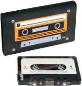  ??  ?? Die HipDisk Old School wurde einer Musikkasse­tte nachempfun­den, ist aber deutlich größer.